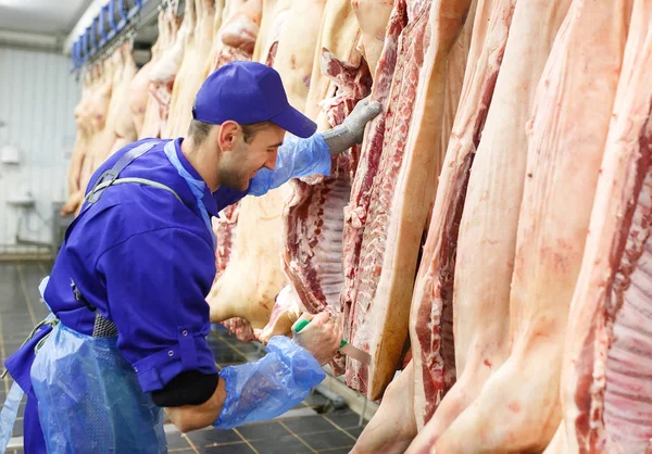 Carnicero Cortando Carne Cerdo Fabricación Carne — Foto de Stock