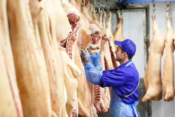 Carnicero Cortando Carne Cerdo Fabricación Carne — Foto de Stock