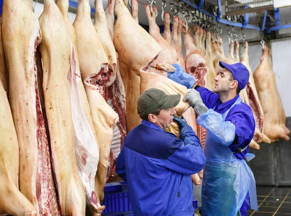 Slager Snijden Varkensvlees Bij Vleesproductie — Stockfoto