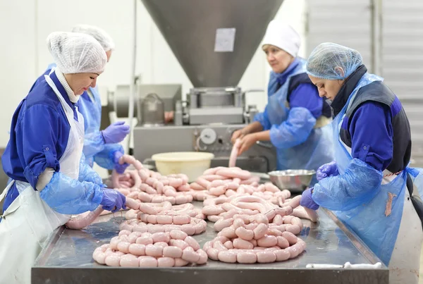 Metzger Verarbeitet Wurst Fleischfabrik — Stockfoto