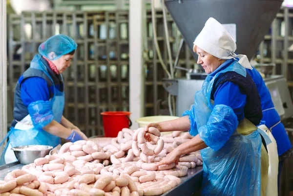 Butchers Processing Sausages Meat Factory — Stock Photo, Image