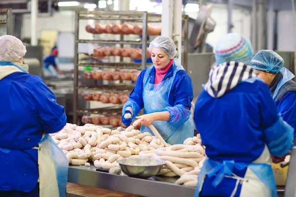 Slaktare Som Bearbetar Korv Vid Köttfabriken — Stockfoto