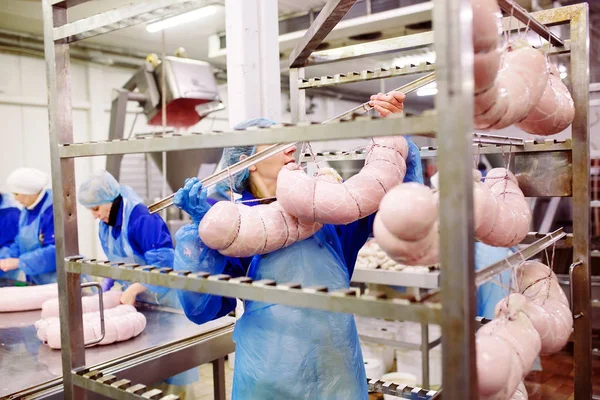 Carniceros Procesan Embutidos Fábrica Carne — Foto de Stock