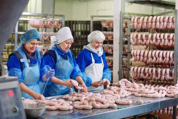 Macellai Che Lavorano Salsicce Fabbrica Carne — Foto Stock