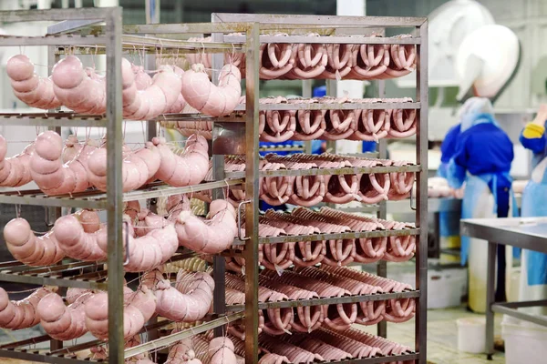 Macellai Che Lavorano Salsicce Fabbrica Carne — Foto Stock