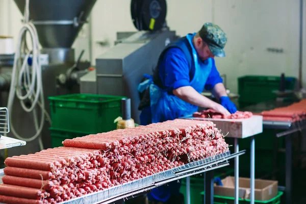 Carniceros Procesan Embutidos Fábrica Carne — Foto de Stock