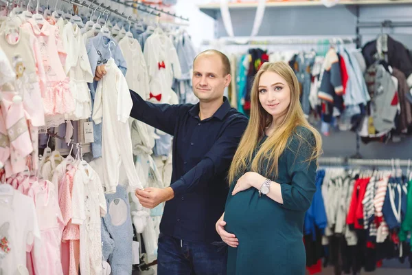 Έγκυος Γυναίκα Τον Άντρα Shopping Για Μωρό — Φωτογραφία Αρχείου