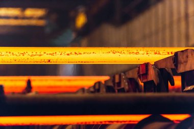 Yuvarlak masada sıcak kare çelik çiçek açıyor.