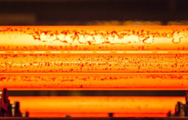 Yuvarlak masada sıcak kare çelik çiçek açıyor.