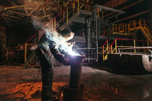 工厂焊接特写部的产业工人 — 图库照片