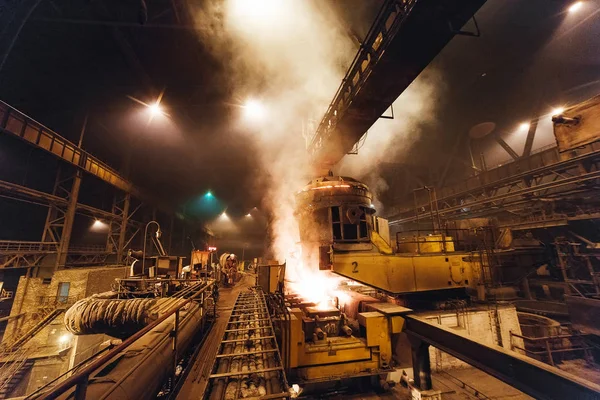 电炉中的钢铁生产 — 图库照片