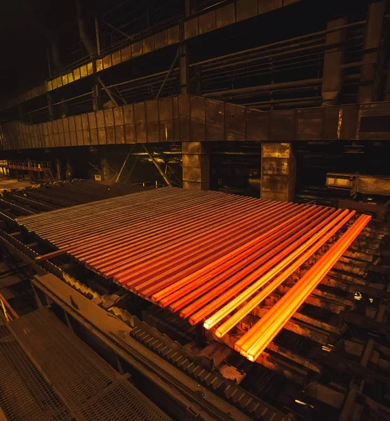 Hot Square Steel Bloom Roll Table — Stock Photo, Image