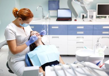 Hasta kız diş kontrol kadın diş hekimi