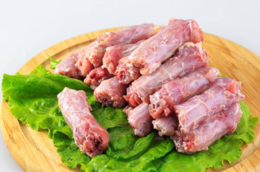 çiğ tavuk boynu beyaz arka plan üzerinde