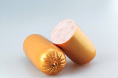 beyaz bir arka plan üzerinde taze sosis Close-up