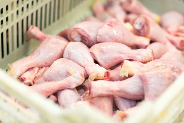 Plastik kutu çiğ tavuk budu