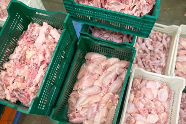 çiğ tavuk eti plastik fabrikasında kutuları