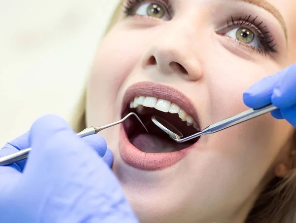Zbliżenie Młodej Kobiety Siedzącej Fotelu Dentysty Otwartymi Ustami Gabinecie Stomatologicznym — Zdjęcie stockowe