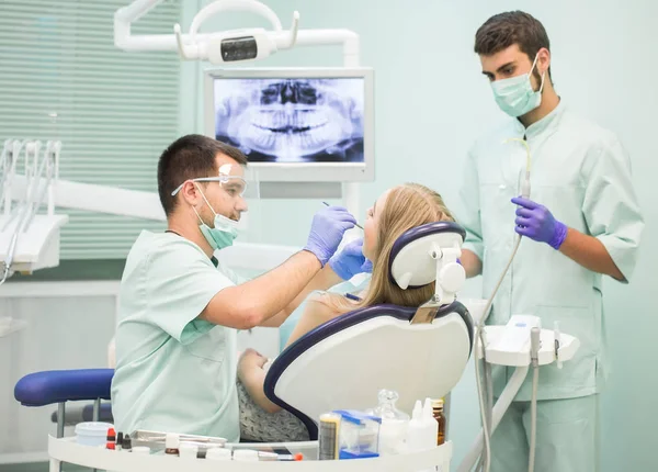 Lekarz Dentysta Asystentem Klinice Stomatologicznej — Zdjęcie stockowe