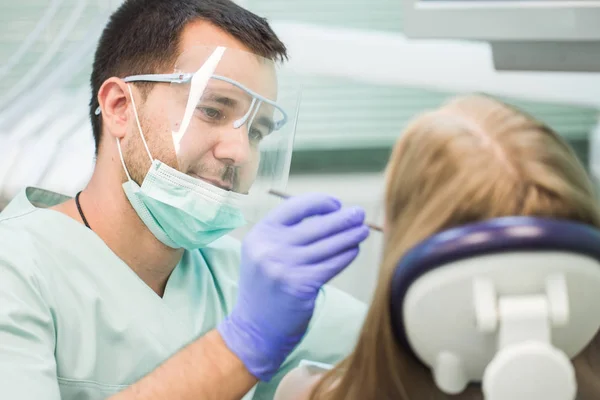 Imagen Cerca Una Mujer Joven Sentada Silla Del Dentista Con — Foto de Stock