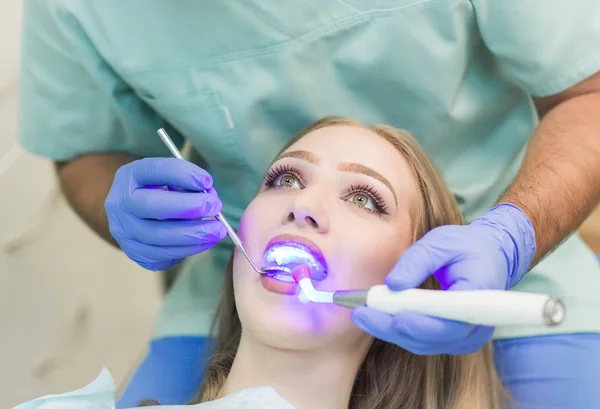 Dentista Haciendo Procedimiento Con Luz Curado Dental Clínica — Foto de Stock