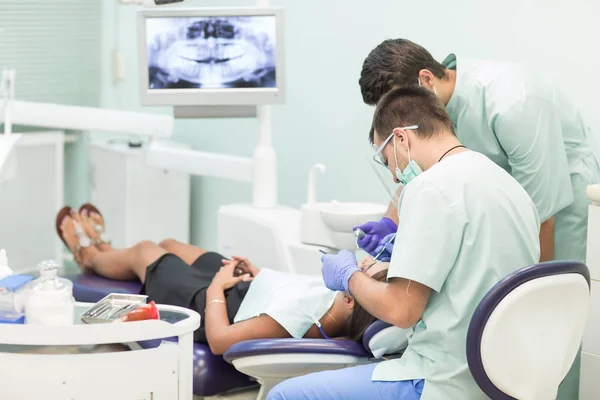 Doctor Dentista Con Asistente Que Trabaja Una Clínica Dental — Foto de Stock