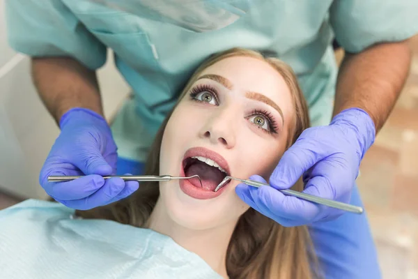 Imagen Cerca Una Mujer Joven Sentada Silla Del Dentista Con — Foto de Stock