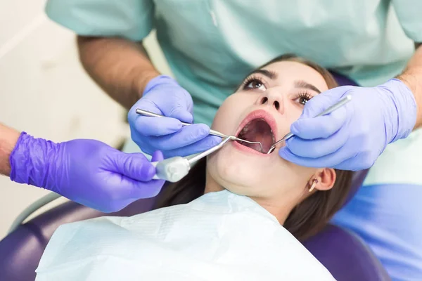 Doctor Dentista Con Asistente Que Trabaja Una Clínica Dental — Foto de Stock