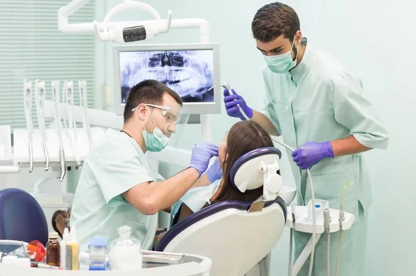 Lekarz Dentysta Asystentem Klinice Stomatologicznej — Zdjęcie stockowe