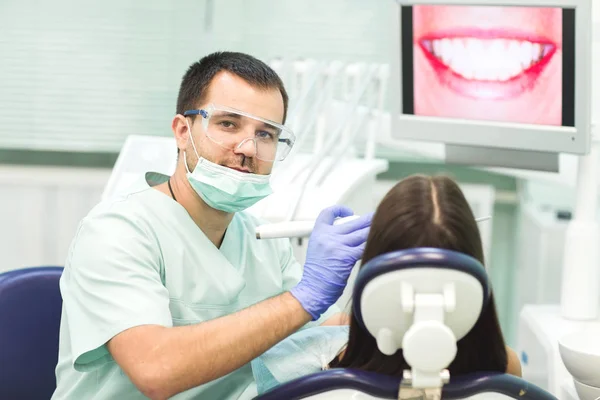 Młoda Kobieta Siedzi Krześle Dentysty Otwartymi Ustami Gabinecie Stomatologicznym Podczas — Zdjęcie stockowe