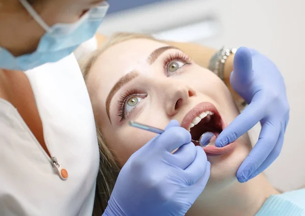 Dentista Femenino Chequeando Dientes Niña Paciente — Foto de Stock