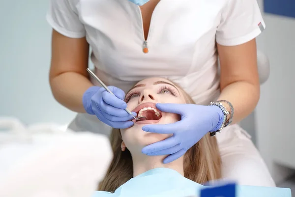 Female Dentist Checking Patient Girl Teeth — Stock Photo, Image