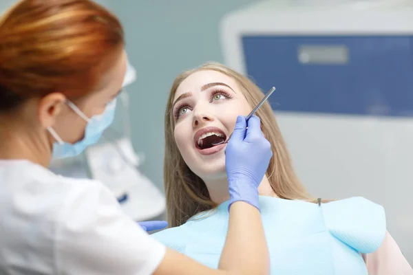 Dentista Femenino Chequeando Dientes Niña Paciente — Foto de Stock