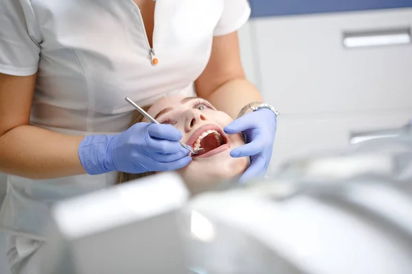Female Dentist Checking Patient Girl Teeth — Stock Photo, Image