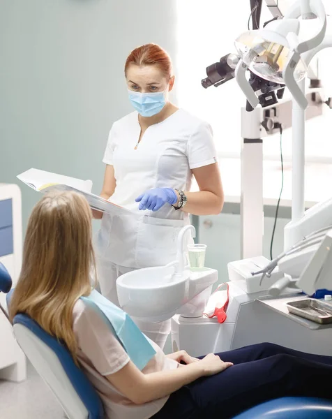 Dentista Femenina Con Paciente Niña Hablando Consultorio Clínica Dental — Foto de Stock