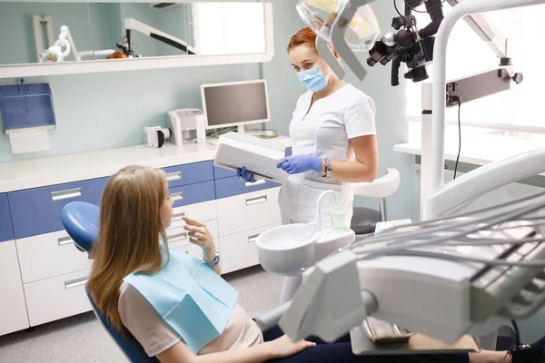 Dentista Femenina Con Paciente Niña Hablando Consultorio Clínica Dental — Foto de Stock