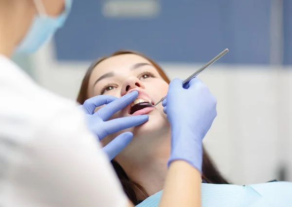 Dentista Femenino Chequeando Dientes Niña Paciente — Foto de Stock