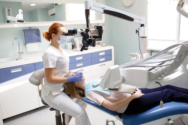 Kobieta Dentysty Narzędzi Dentystycznych Mikroskopu Lustro Oraz Sondy Leczeniu Pacjentów — Zdjęcie stockowe