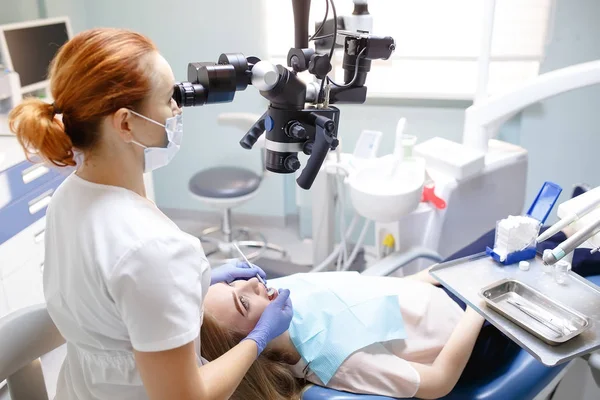 Zubař Zubní Nástroje Mikroskop Zrcadlo Sonda Léčení Pacienta Zuby Zubní — Stock fotografie