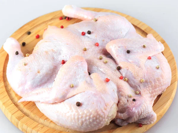 Canal Pollo Crudo Tabla Cortar Aislado Sobre Fondo Blanco — Foto de Stock