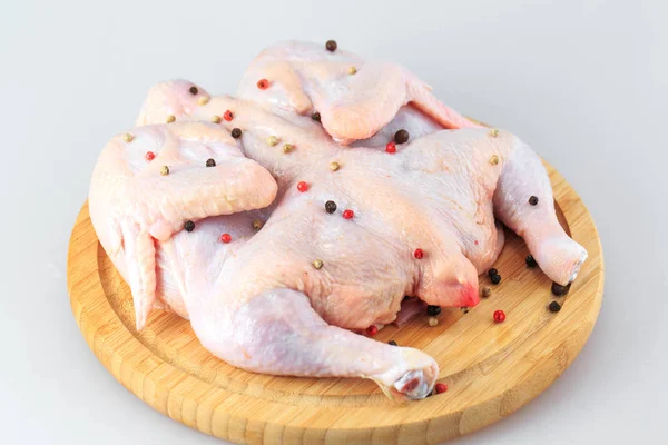 Rohe Hühnerkadaver Auf Dem Schneidebrett Isoliert Auf Weißem Hintergrund — Stockfoto