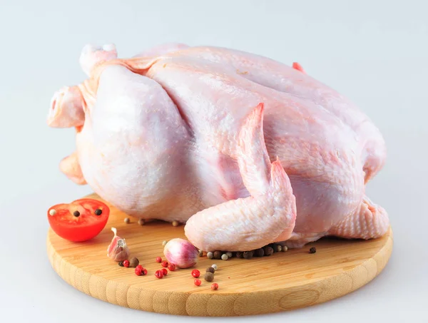 Rohe Hühnerkadaver Auf Dem Schneidebrett Isoliert Auf Weißem Hintergrund — Stockfoto