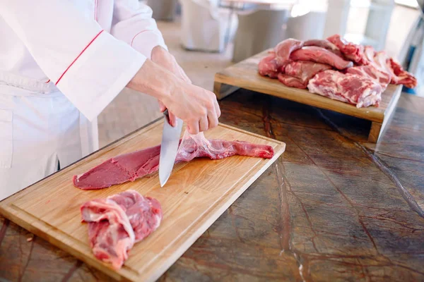 Een Kokkin Snijdt Vlees Met Een Mes Een Restaurant — Stockfoto