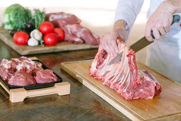 Eller Erkek Aşçı Kesme Ham Kaburga Bir Restoranda Bir Bıçakla — Stok fotoğraf