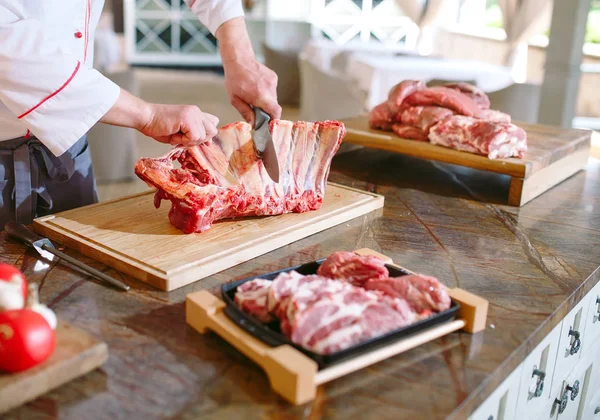Eller Erkek Aşçı Kesme Ham Kaburga Bir Restoranda Bir Bıçakla — Stok fotoğraf