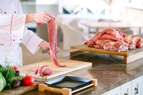 Aşçı Bir Adam Lokantada Bıçakla Keser — Stok fotoğraf