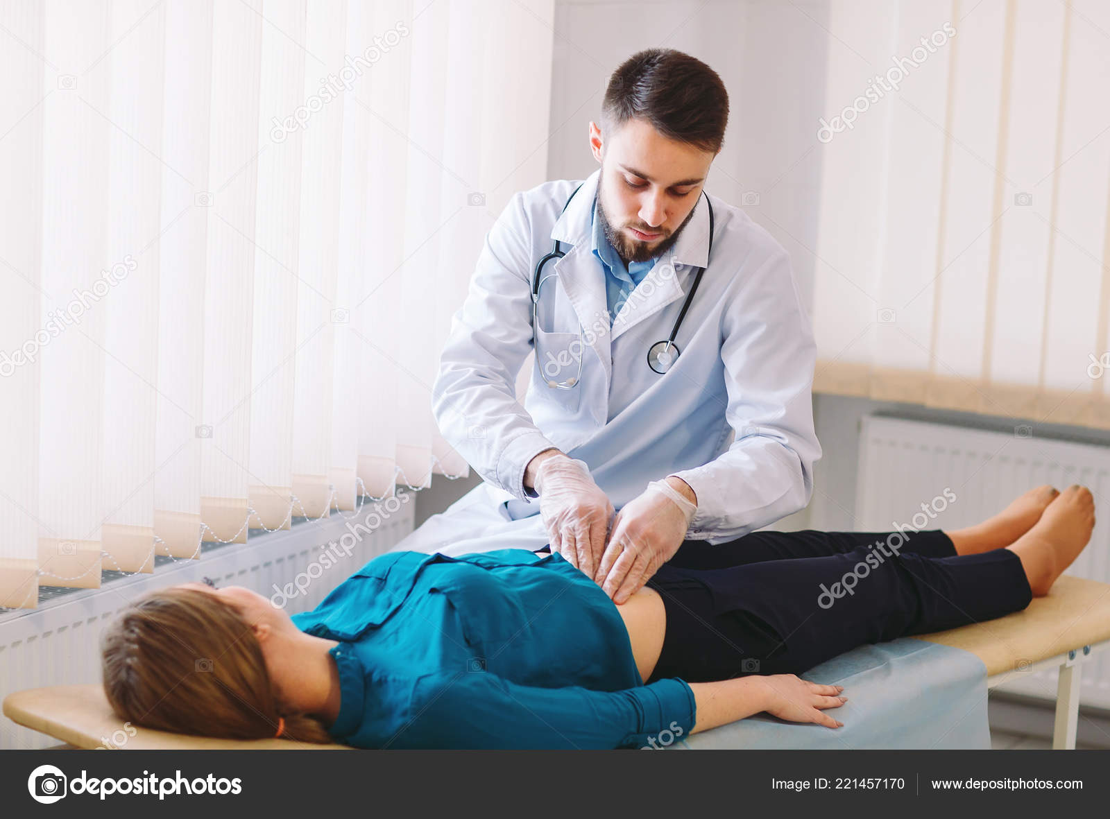 Прием гастроэнтеролога. Осмотр лежачего больного. Доктор и пациент на кушетке. Осмотр пациента лежащего. Осмотр пациента лежащего.