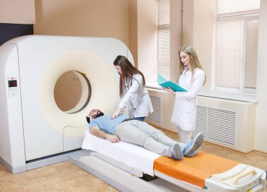 Hastanede MRI taraması yapılan mutlu bir hasta..