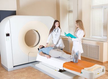 Hastanede MRI taraması yapılan mutlu bir hasta..
