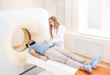 Hastanede MRI taraması yapılan mutlu bir hasta..